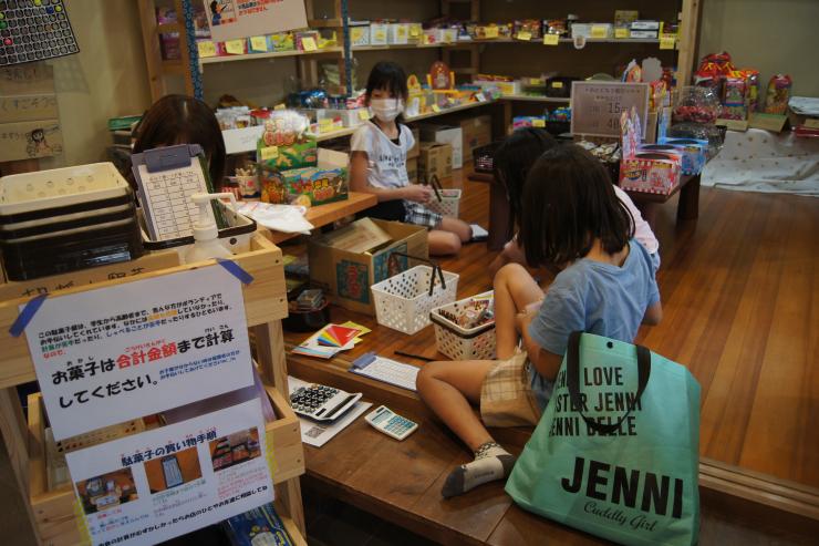 駄菓子の代金を自ら計算する子どもたち