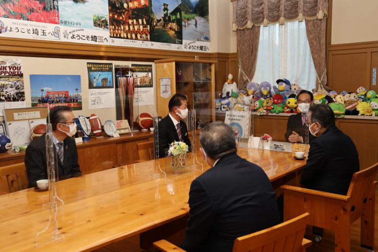 「交通遺児援護基金」及び「さいたま緑のトラスト基金」への寄附に対する感謝状贈呈式で歓談する知事