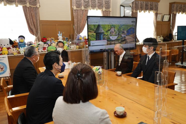 優良民間社会福祉事業施設・団体に対する天皇誕生日に際しての 御下賜金伝達式で歓談する知事