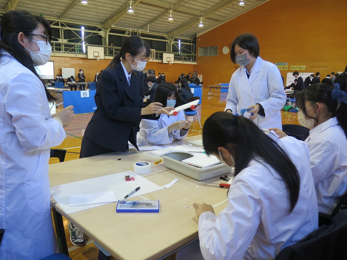 科学の甲子園で高校生が議論をする様子