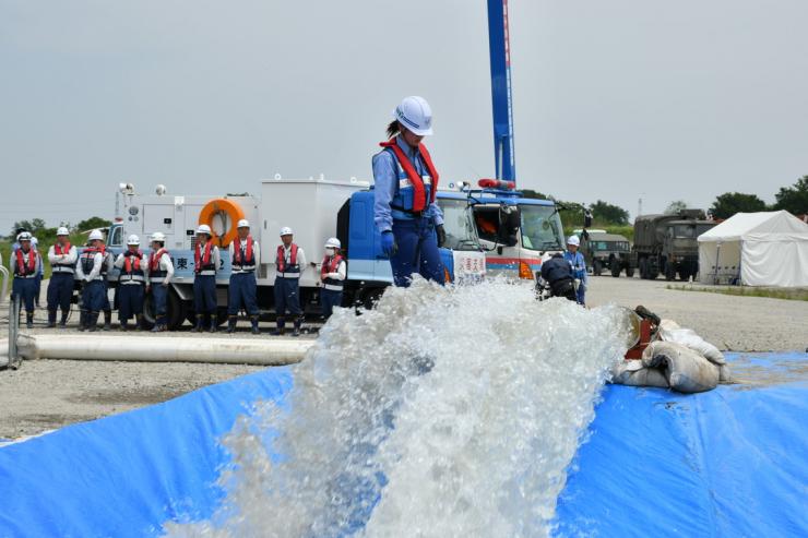 利根川上流河川事務所排水ポンプ車写真