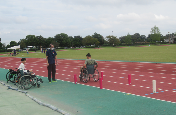 車いすスラローム体験の様子