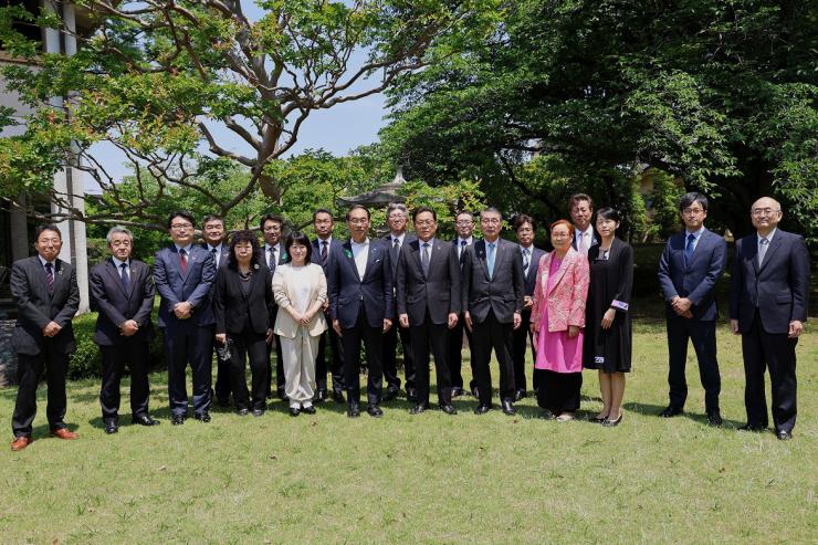 令和5年度「埼玉発世界行き」冠奨学金寄附者感謝状贈呈式で記念撮影する知事