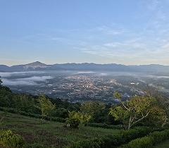 山頂展望台から見た秩父盆地。まだ少し雲海が残っている。