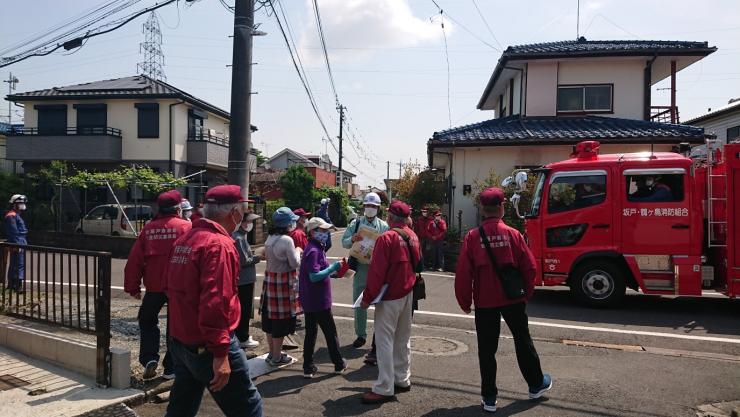 坂戸市で行われた避難訓練に向けた避難経路の確認の様子