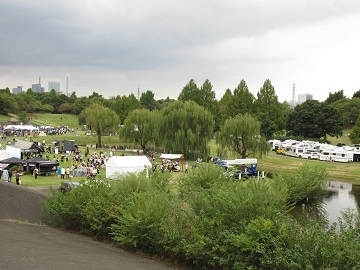 調節池を周囲の会場全景