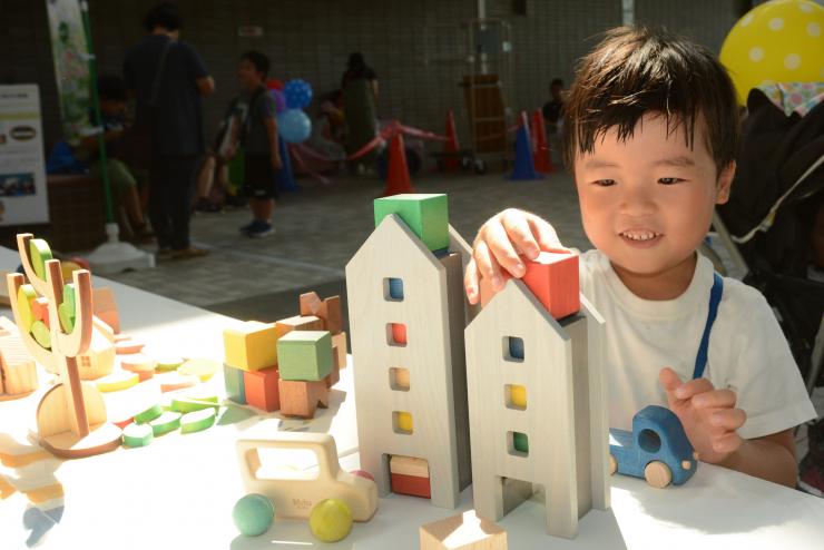 子どもが遊んでいる様子