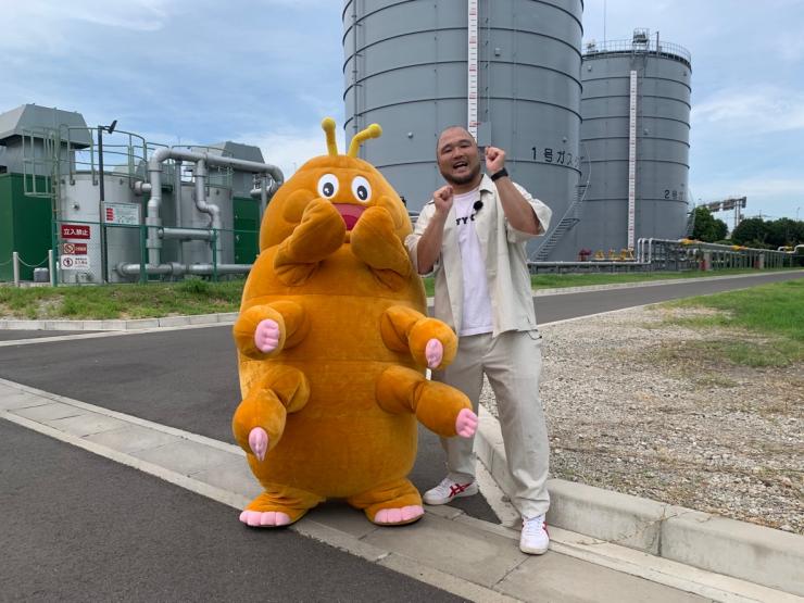 クマムシくんとクマムシの長谷川俊輔さんの写真