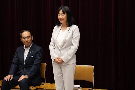 祝辞を述べる副議長の写真