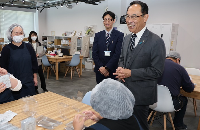 ふれあい訪問（県央地域）でBistaはなのまちこうのすを訪問する知事の写真