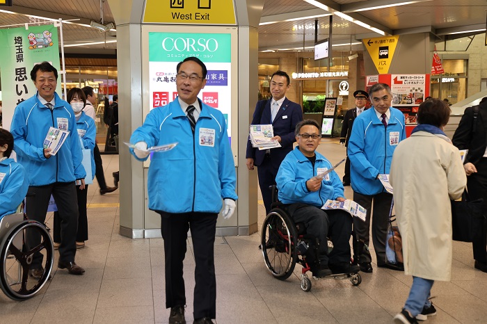 思いやり駐車場制度の開始に伴う街頭啓発に参加する知事の写真