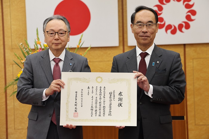 令和5年度県税納税協力団体等表彰式で表彰状を持つ知事の写真