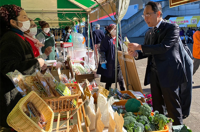 2023彩の国食と農林業ドリームフェスタで視察する知事の写真