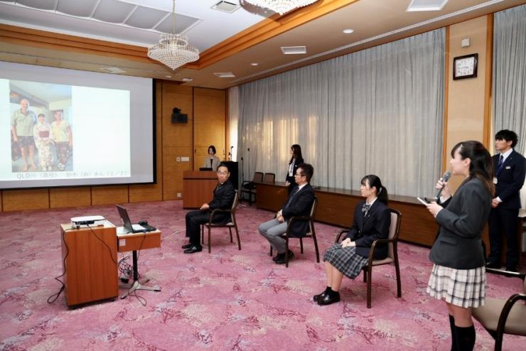 姉妹友好州省派遣奨学生による帰国報告会で説明する知事の写真