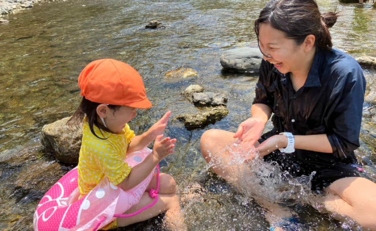 エリア899で遊んでいる子供たち