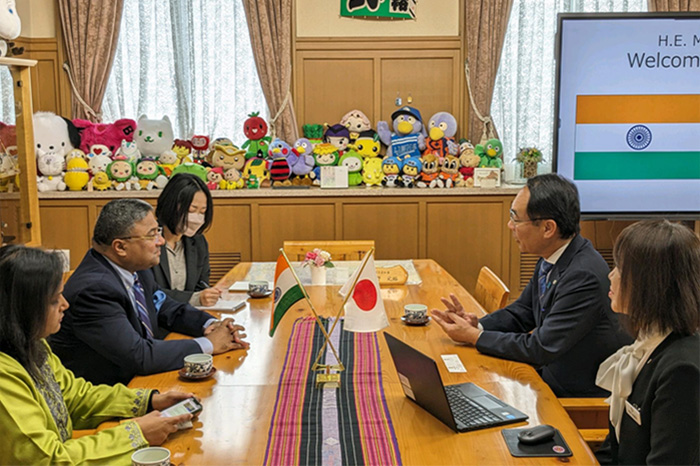 駐日インド共和国特命全権大使表敬訪問で歓談する知事の写真