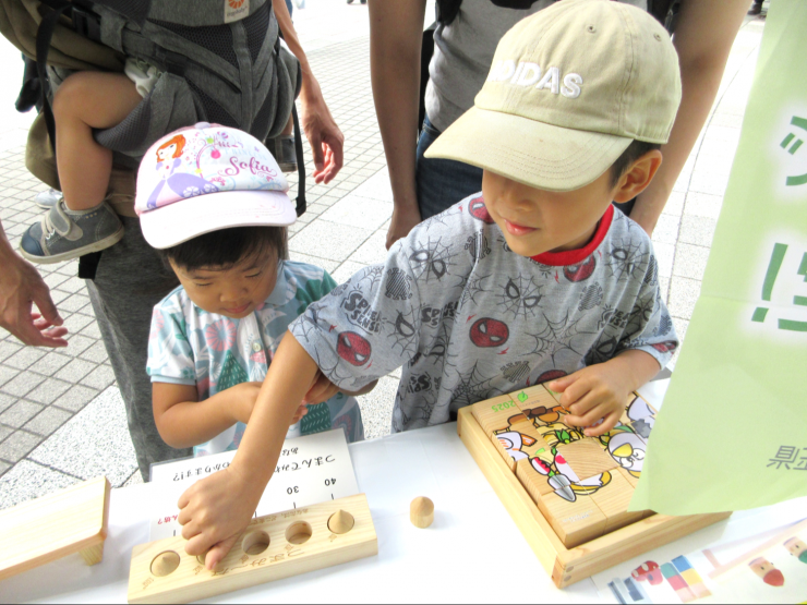 木のおもちゃで遊ぶ子供