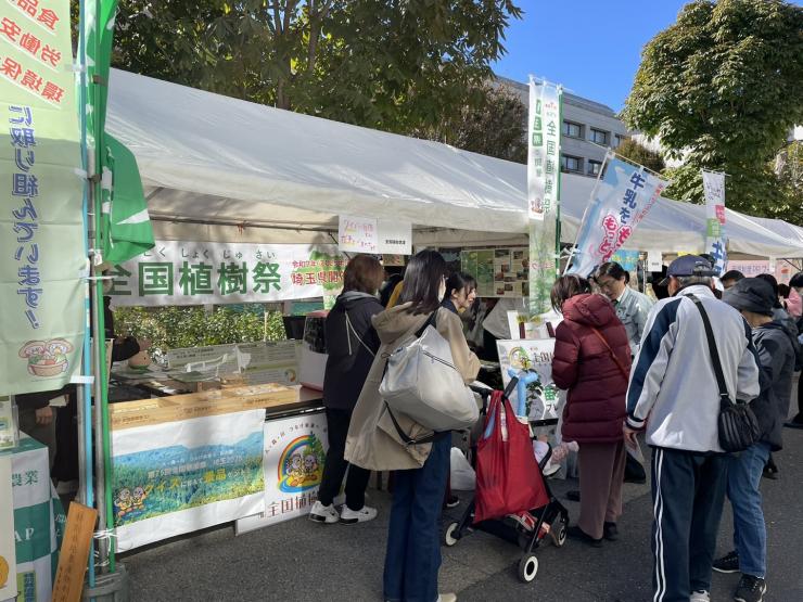 写真：苗木配布の様子