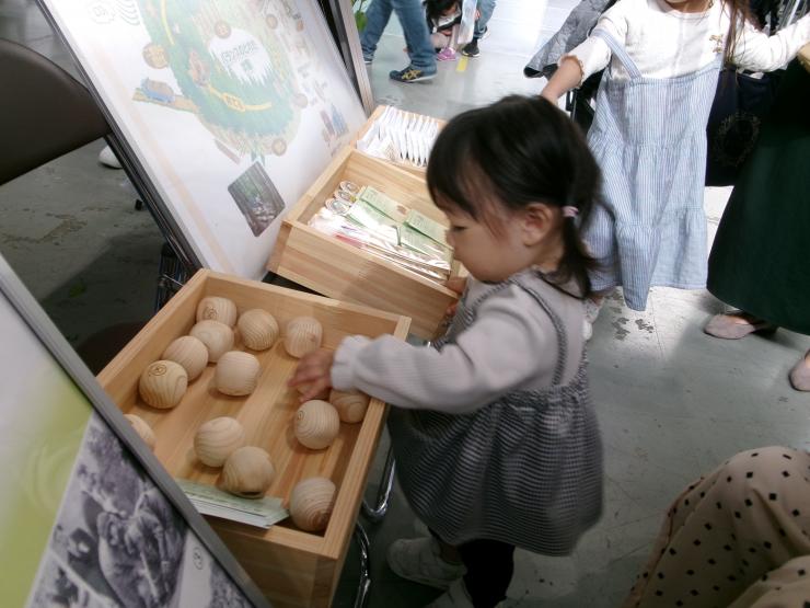 写真：おもちゃを選ぶ子供