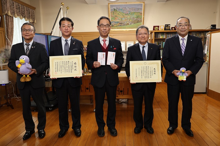 交通遺児援護基金・さいたま緑のトラスト基金への寄附に対する感謝状贈呈式で記念撮影する知事の写真