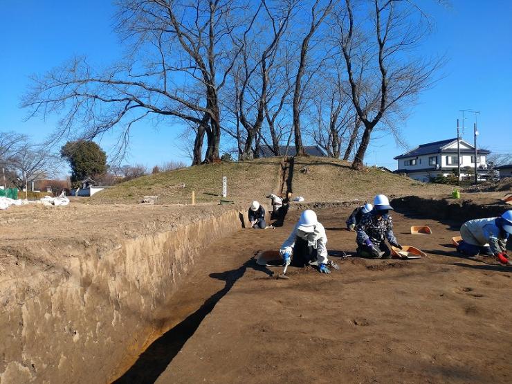 愛宕山古墳の調査風景の写真