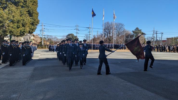 卒業する警察学校生が行進している写真