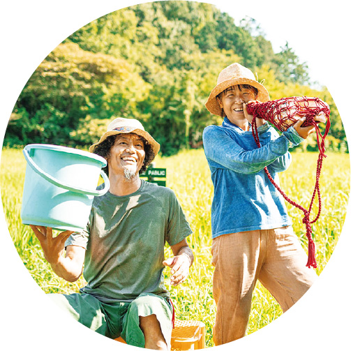 近藤良平芸術監督と槙田 八重子さんの写真：槙田さんはほら貝を吹いている