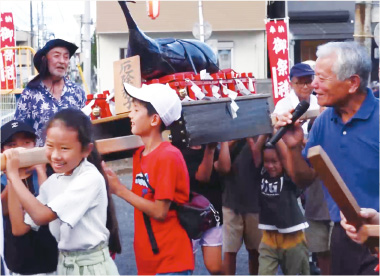 お祭りの様子の写真