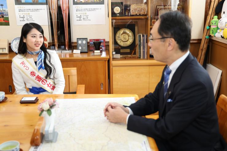 宝くじ「幸運の女神」表敬訪問で歓談する知事の写真