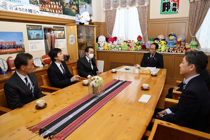 令和5年度優良民間社会福祉事業施設に対する天皇誕生日に際しての御下賜金伝達式で歓談する知事の写真