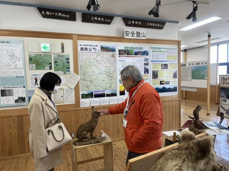 解説員と解説を聞く県職員の様子