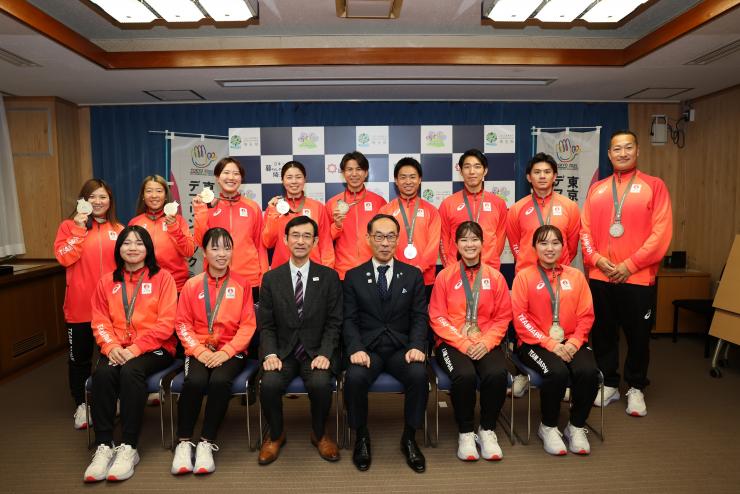 選手らの集合写真