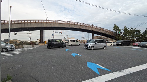 景観に合わせたデザインの歩道橋の写真