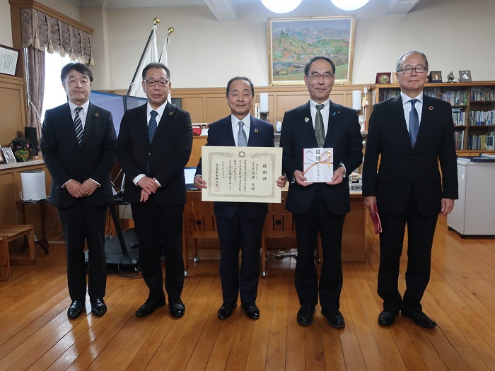 株式会社ジャノメから県立学校への寄贈品に対する感謝状贈呈式で記念撮影する知事の写真