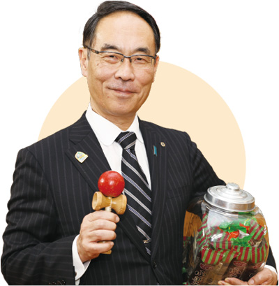 埼玉県知事 大野元裕 写真：けん玉と駄菓子を持って撮影