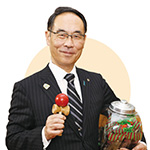 埼玉県知事 大野元裕 写真：けん玉と駄菓子を持って撮影