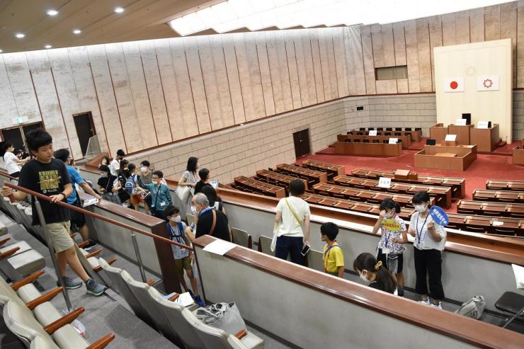 写真：傍聴席から本会議場を見学する参加者の皆さま