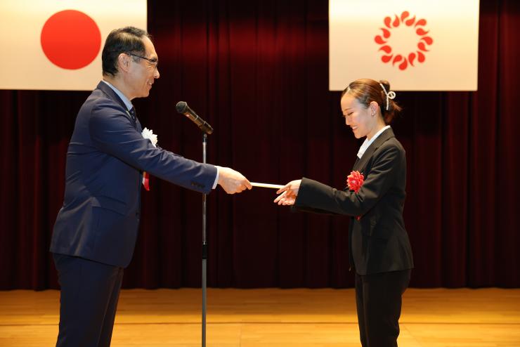 女性に表彰状を渡す知事の写真