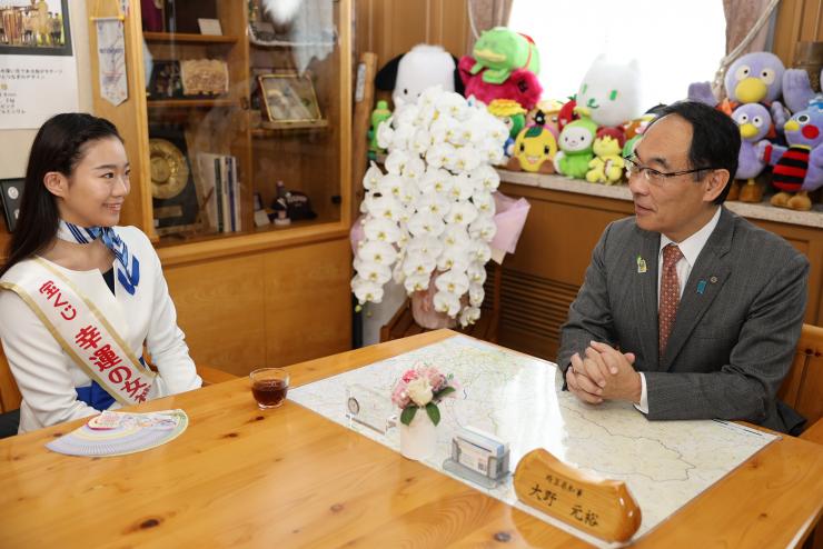 知事と歓談する「幸福の女神」