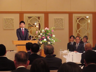 写真：祝辞を述べる議長