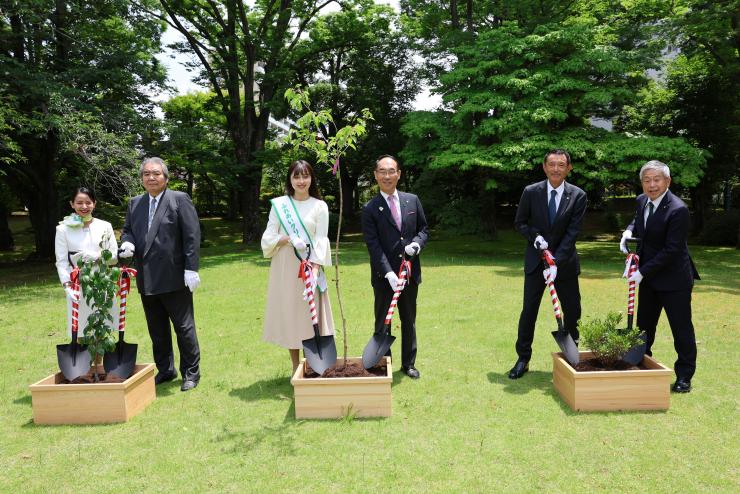 植樹する写真