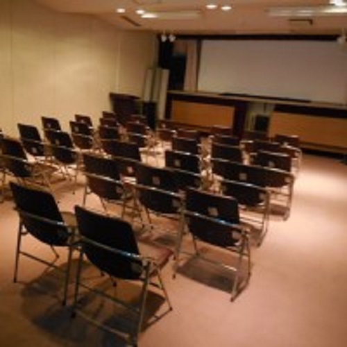 映画会の会場　スクリーンの前に椅子が並んでいる様子の写真