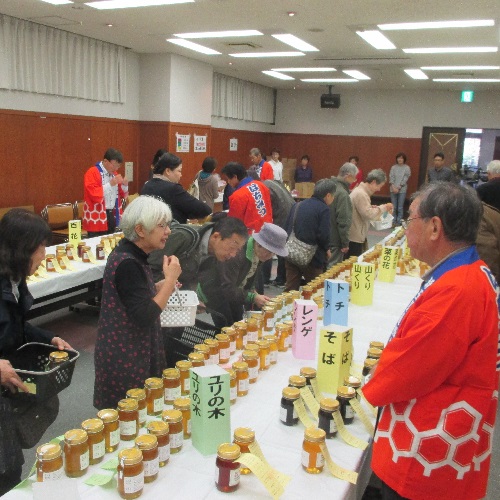 過去のはちみつ即売会の様子の写真