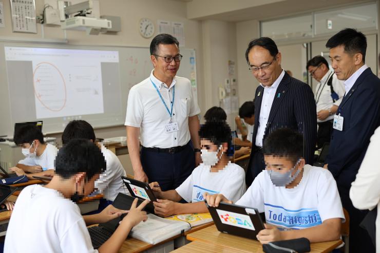 ふれあい訪問（南部地域）で戸田市立戸田東小学校・戸田東中学校を訪問する知事の写真