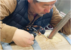 醸造の作業をする福島 有造さん 写真