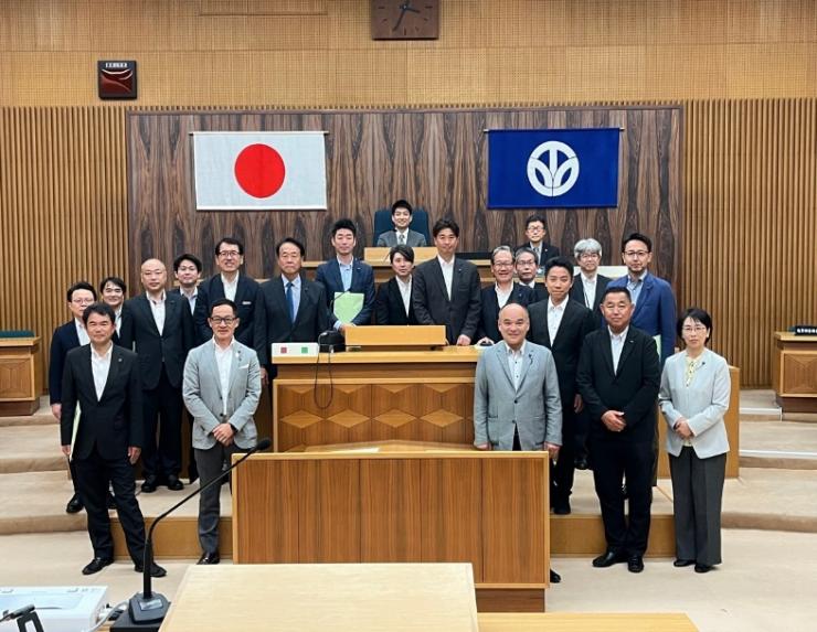 議場にて集合写真を撮っている写真