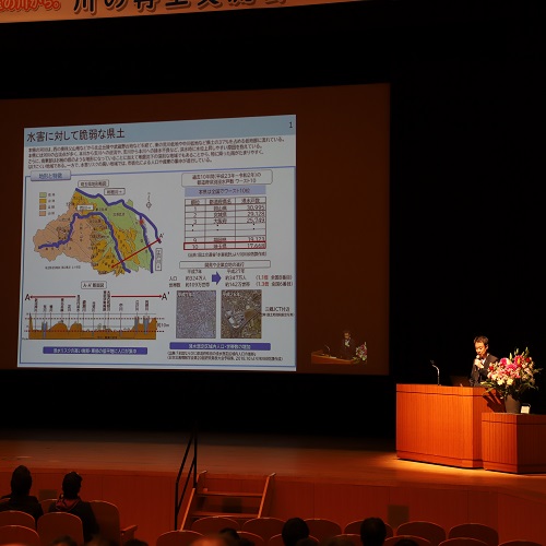 昨年度川の再生交流会の様子の写真