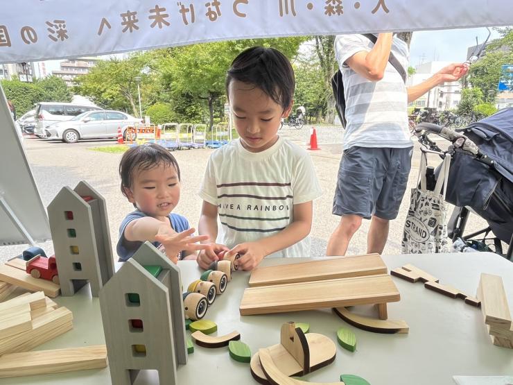 おもちゃで遊ぶ様子