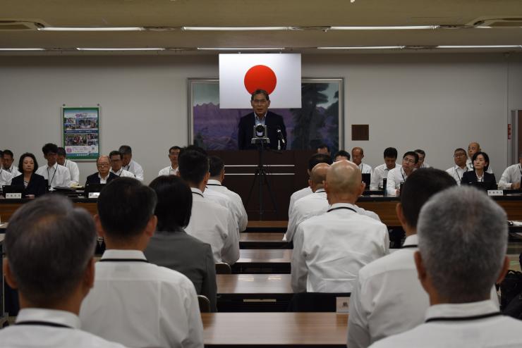 訓示を述べる加村委員長