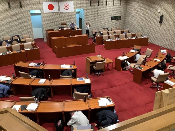 内沼議員のシェイクアウト訓練写真